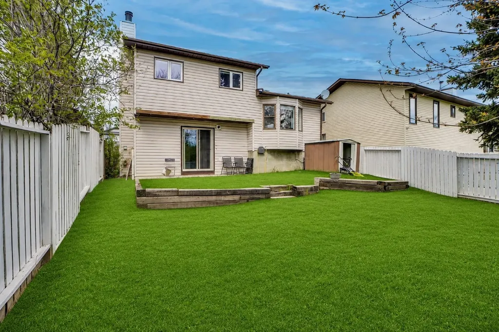 127 Woodstock Road SW Calgary AB T2W5W3