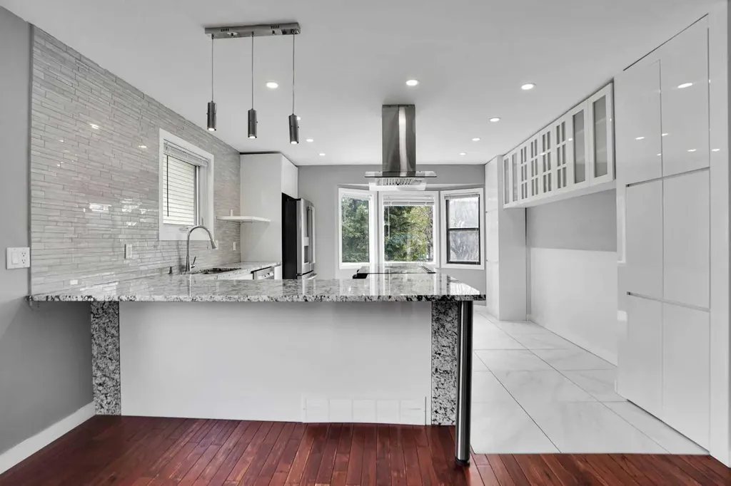 127 Woodstock Road SW Calgary AB T2W5W3