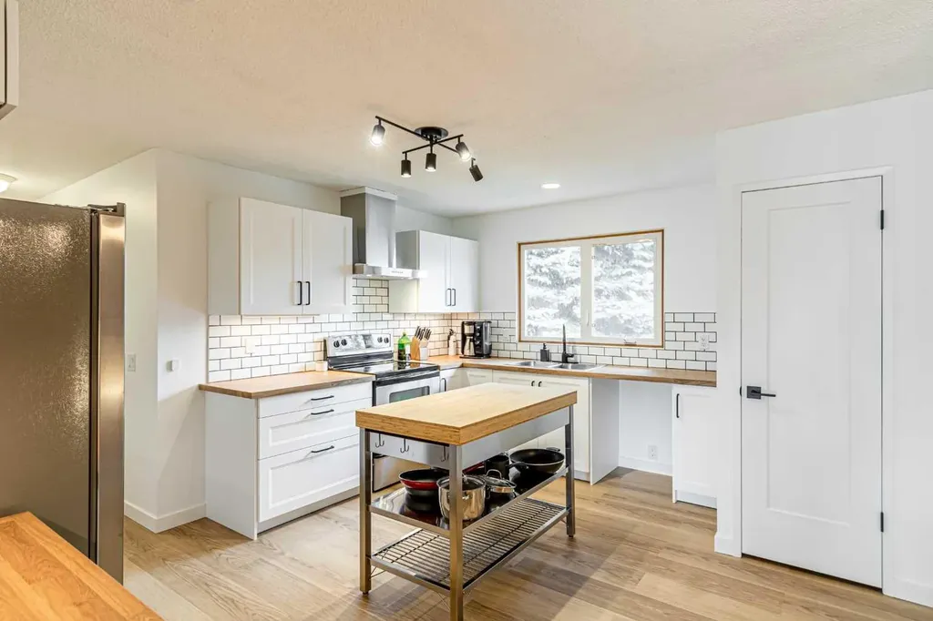 111 Lynnview Way SE Calgary AB T2C 1T4