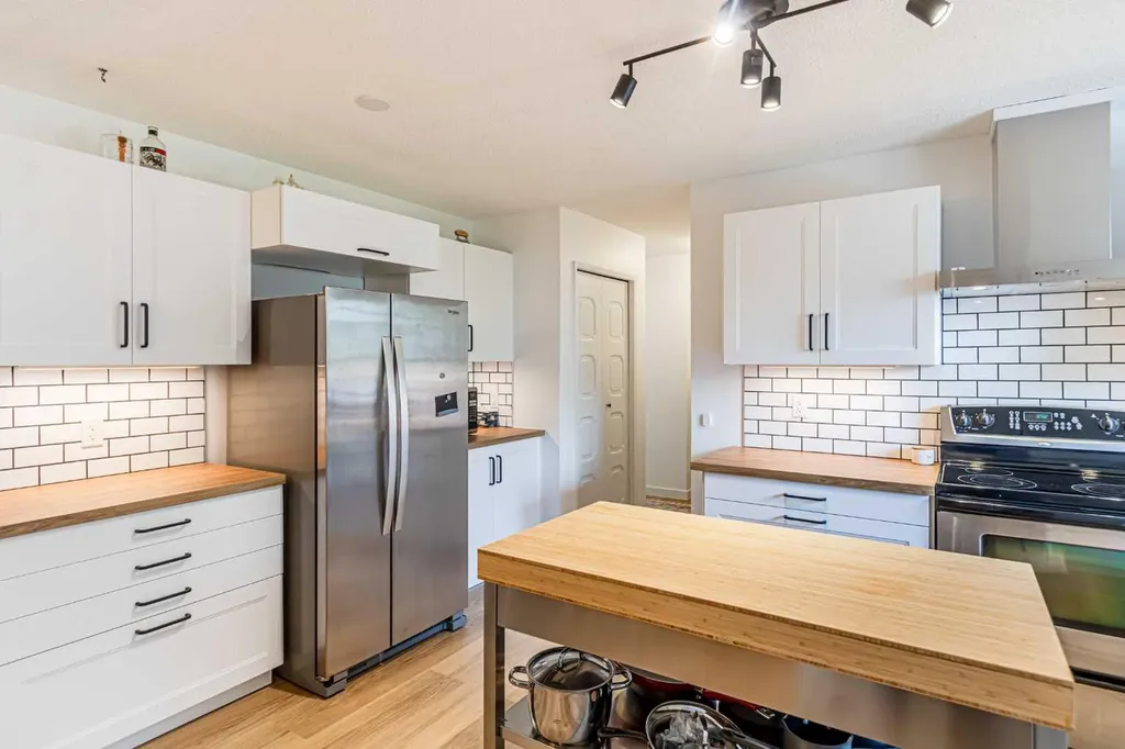 111 Lynnview Way SE Calgary AB T2C 1T4