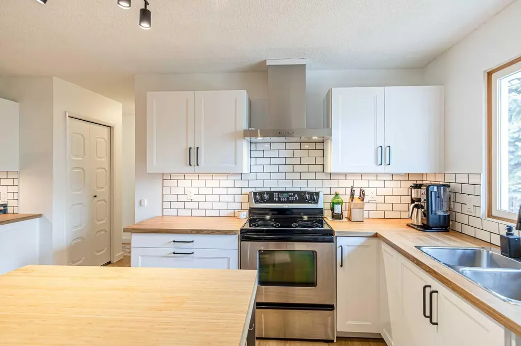 111 Lynnview Way SE Calgary AB T2C 1T4