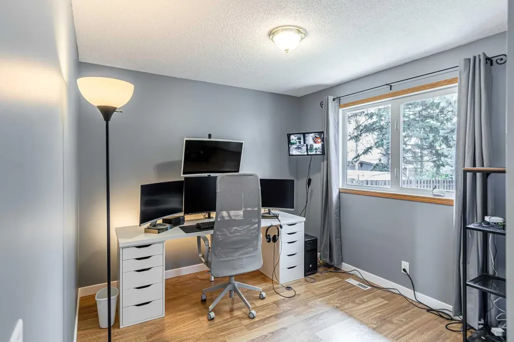 111 Lynnview Way SE Calgary AB T2C 1T4