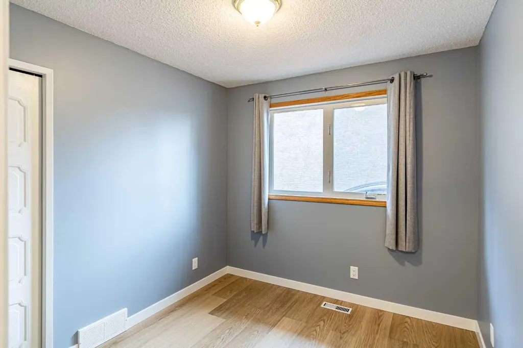 111 Lynnview Way SE Calgary AB T2C 1T4