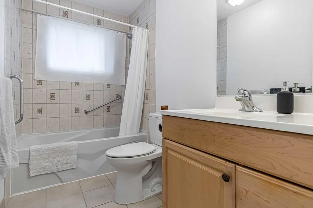 111 Lynnview Way SE Calgary AB T2C 1T4