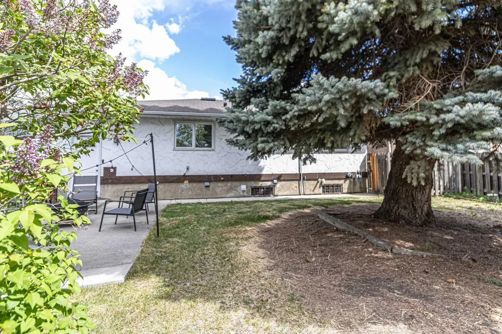 111 Lynnview Way SE Calgary AB T2C 1T4