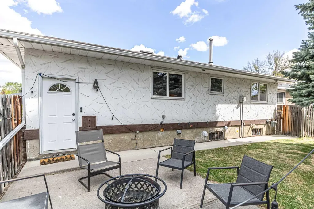 111 Lynnview Way SE Calgary AB T2C 1T4