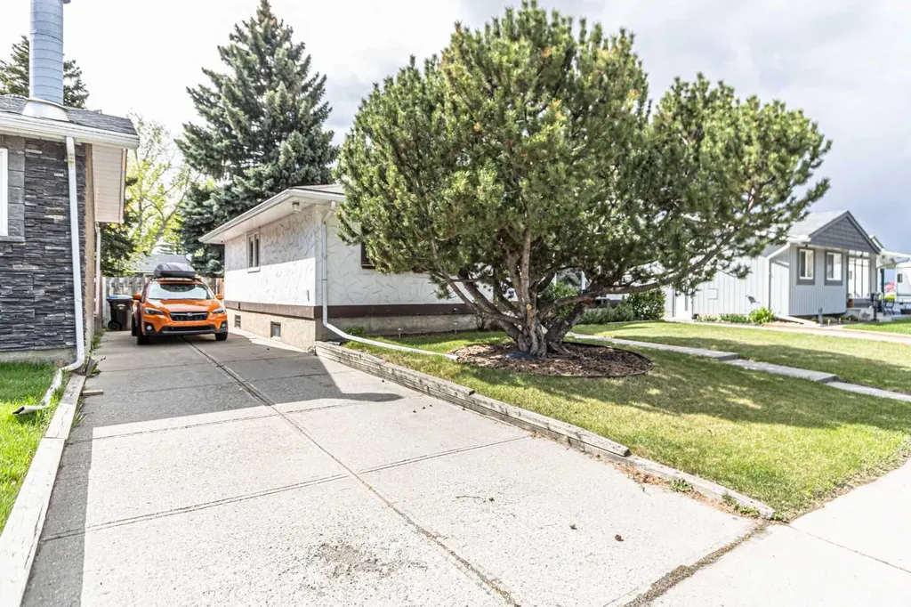 111 Lynnview Way SE Calgary AB T2C 1T4