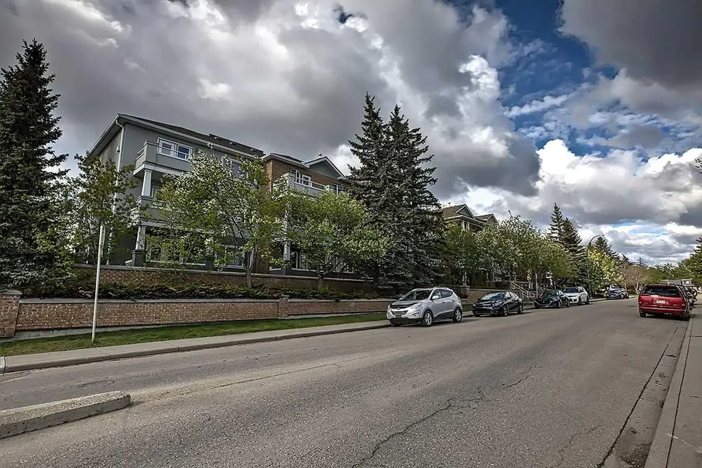 790 Kingsmere Crescent SW Calgary AB T2V 2G9