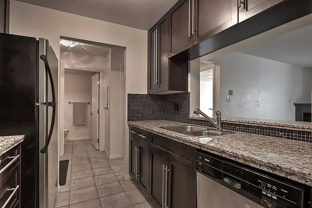 790 Kingsmere Crescent SW Calgary AB T2V 2G9