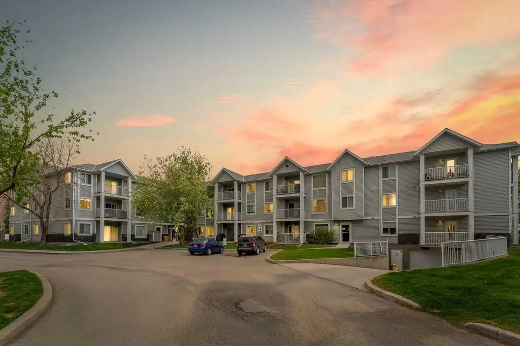 1307 Valleyview Park SE Calgary AB T2B 3R6