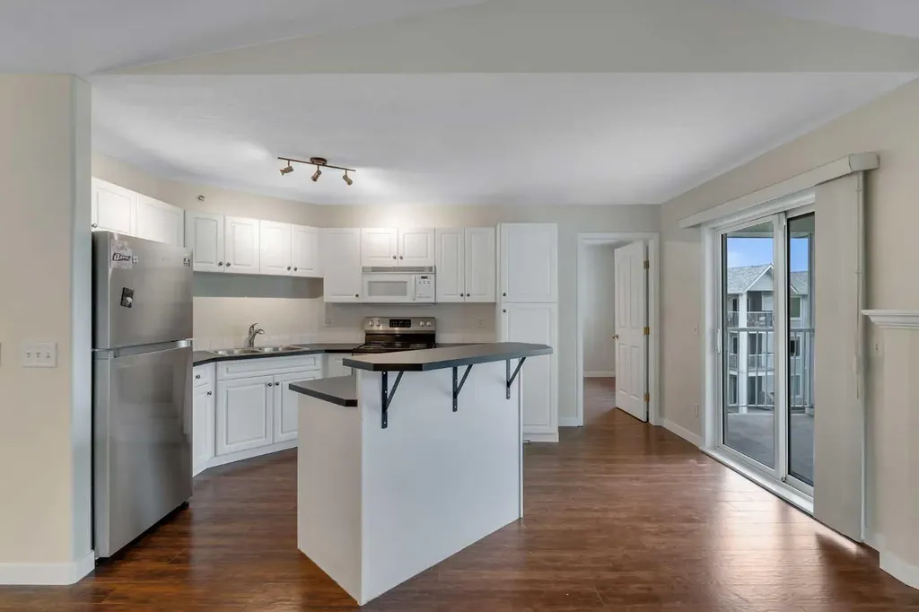 1307 Valleyview Park SE Calgary AB T2B 3R6