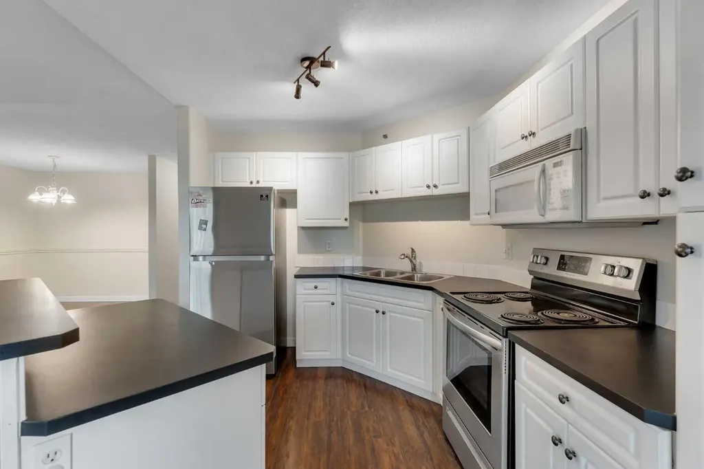 1307 Valleyview Park SE Calgary AB T2B 3R6