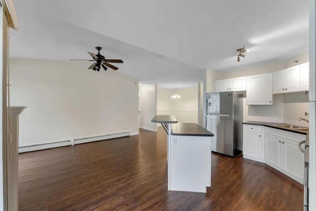 1307 Valleyview Park SE Calgary AB T2B 3R6