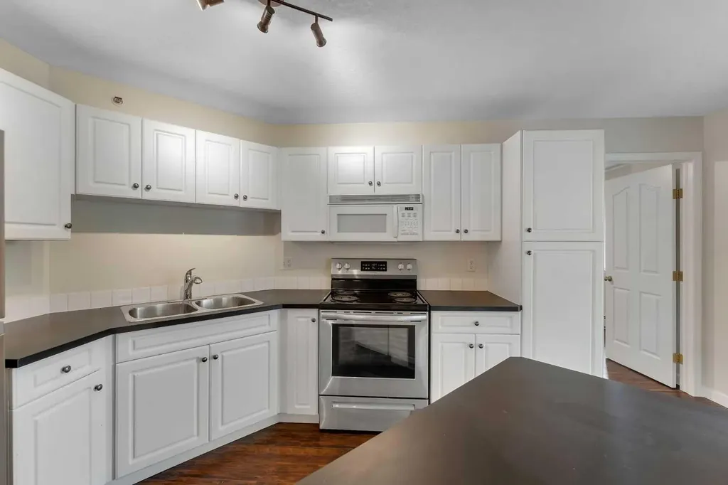 1307 Valleyview Park SE Calgary AB T2B 3R6