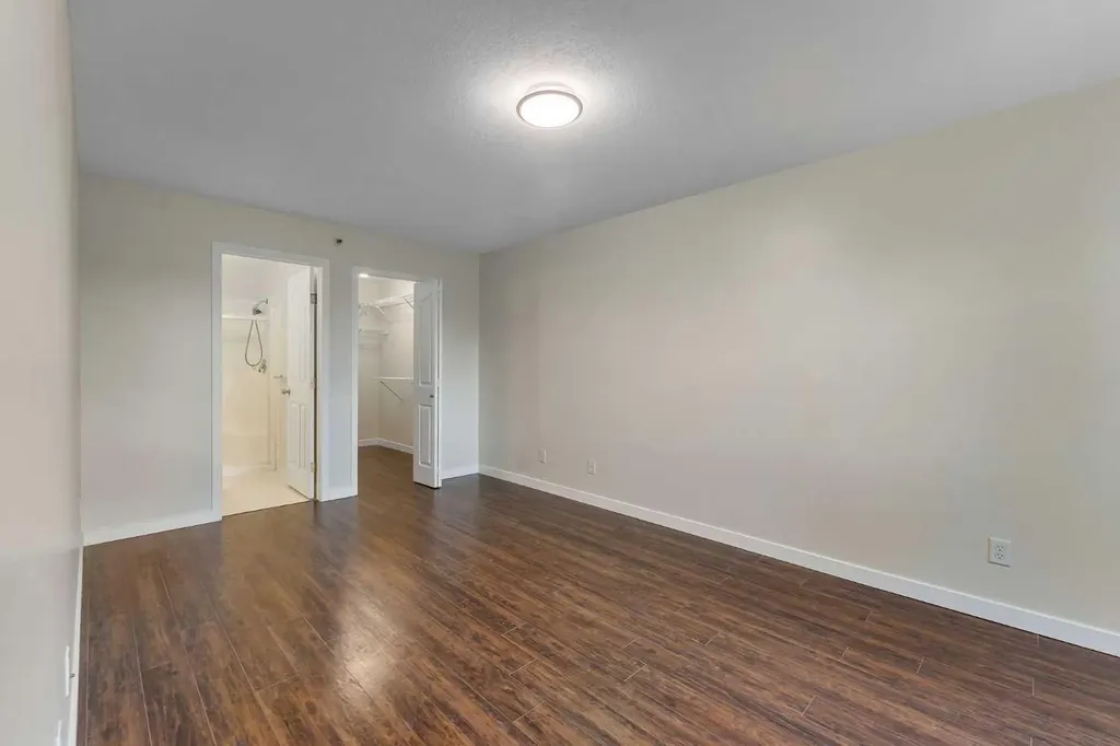 1307 Valleyview Park SE Calgary AB T2B 3R6