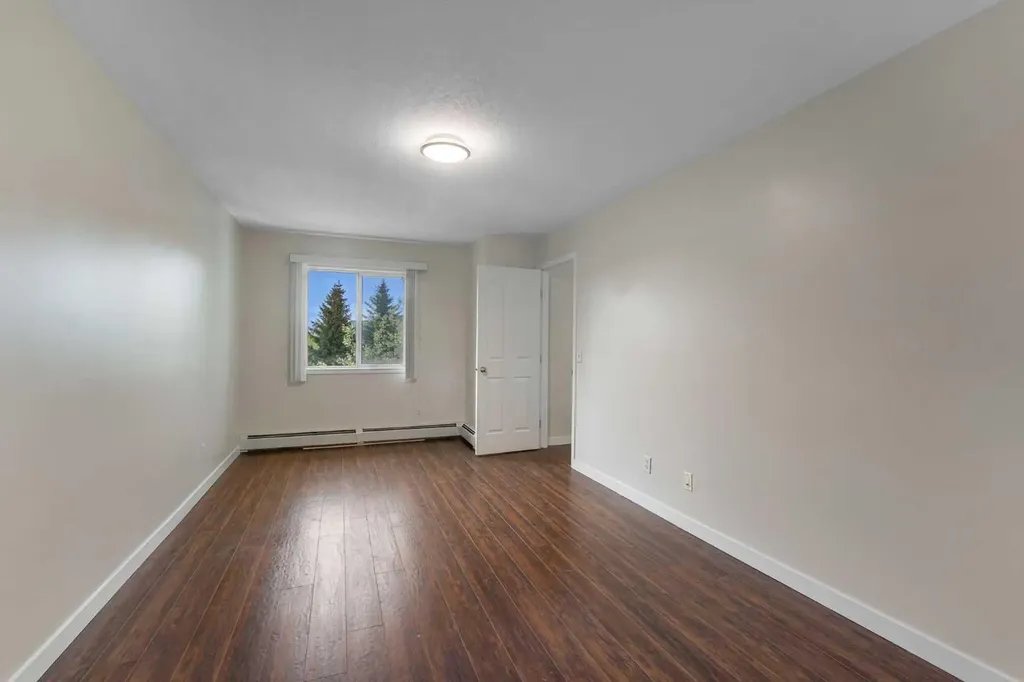 1307 Valleyview Park SE Calgary AB T2B 3R6