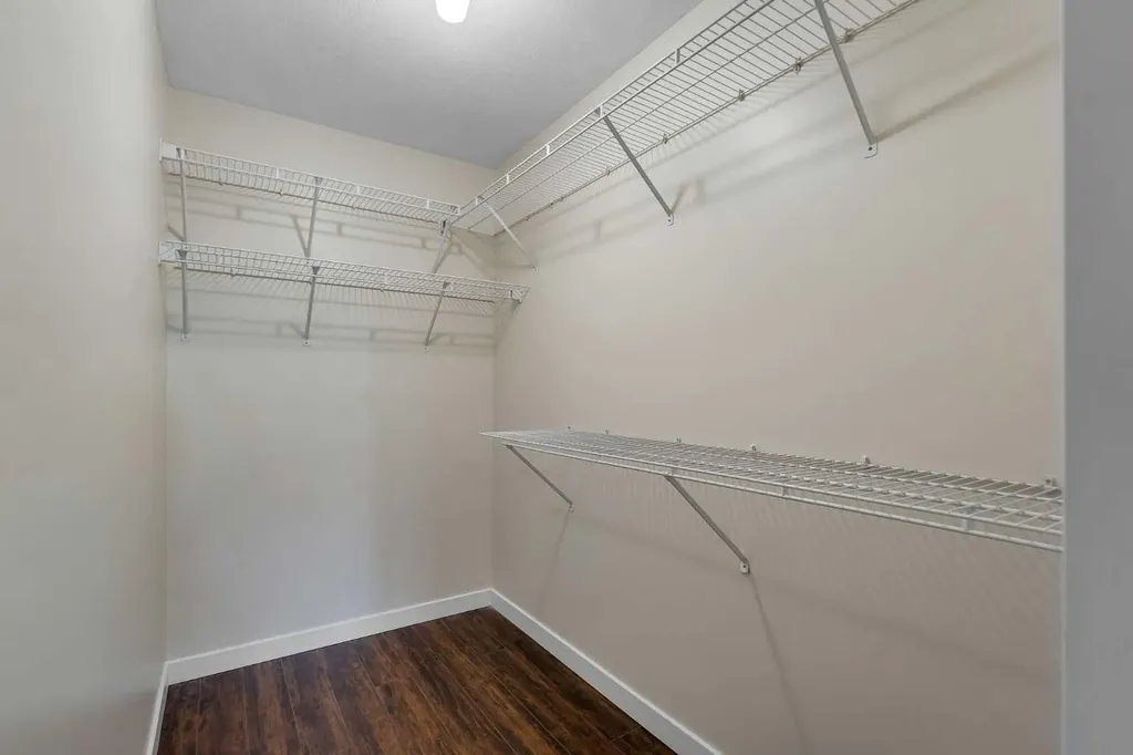 1307 Valleyview Park SE Calgary AB T2B 3R6