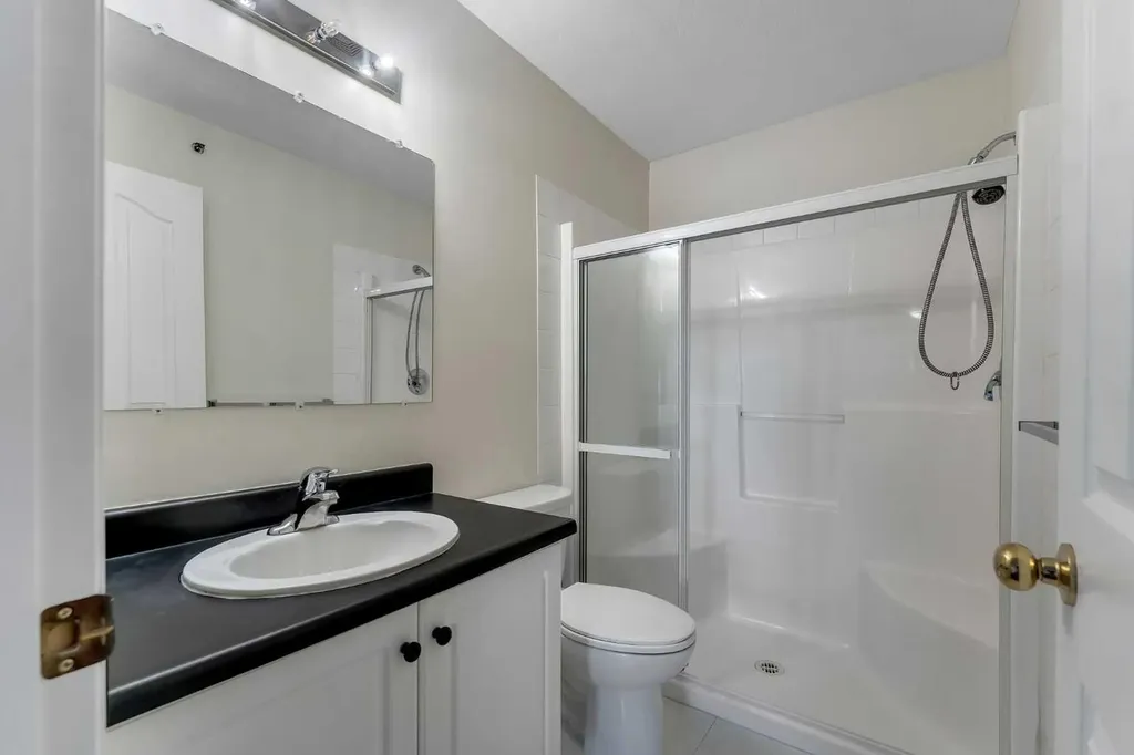 1307 Valleyview Park SE Calgary AB T2B 3R6