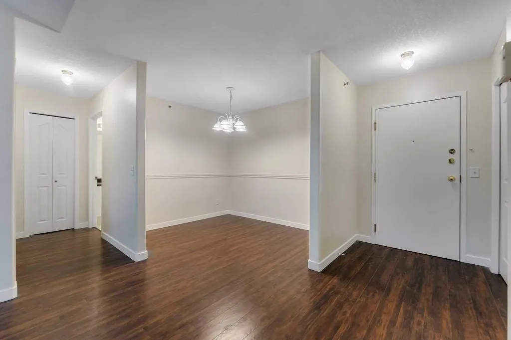 1307 Valleyview Park SE Calgary AB T2B 3R6