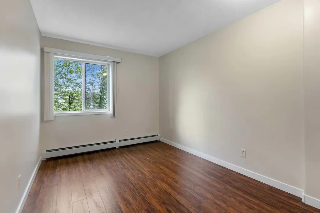 1307 Valleyview Park SE Calgary AB T2B 3R6