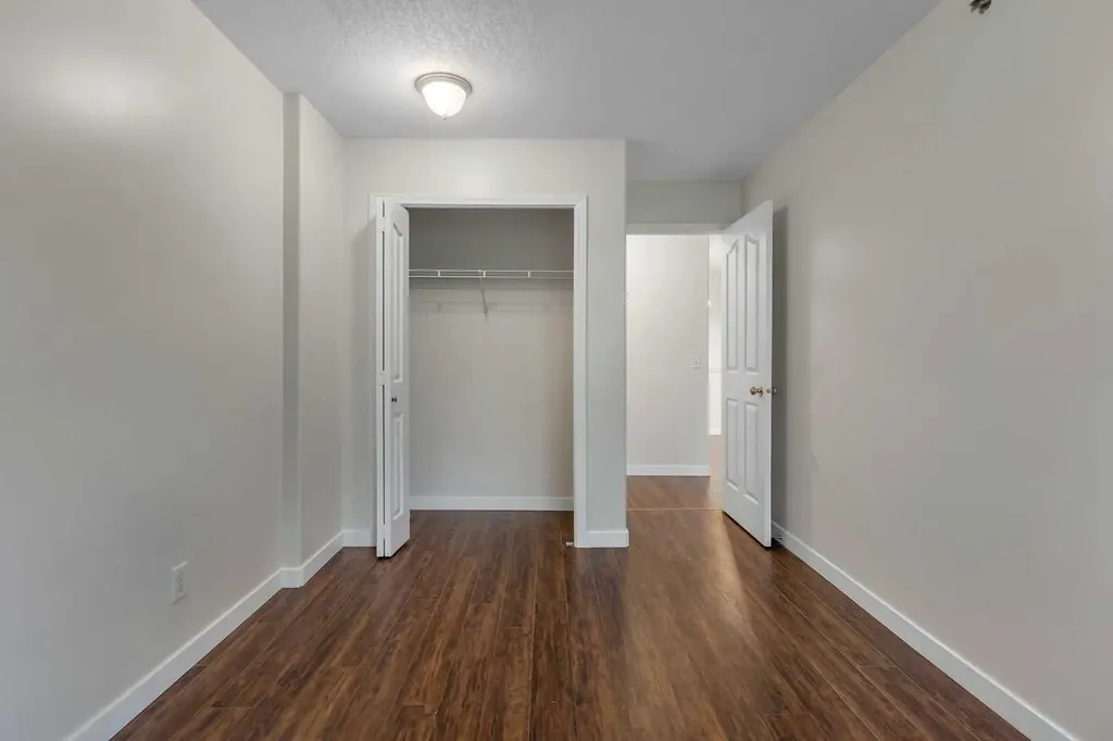 1307 Valleyview Park SE Calgary AB T2B 3R6