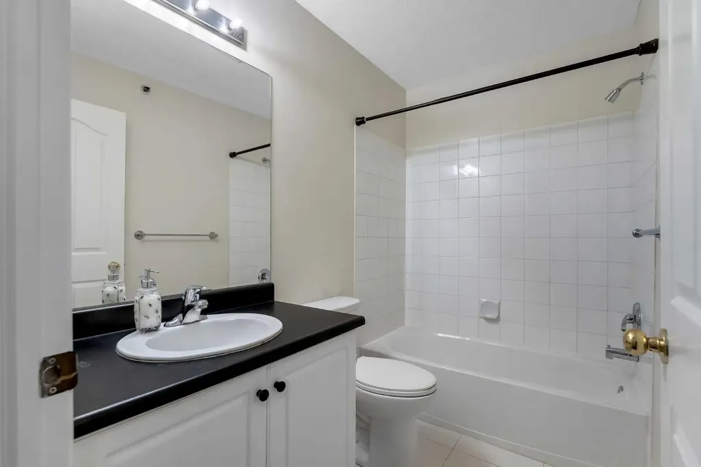 1307 Valleyview Park SE Calgary AB T2B 3R6