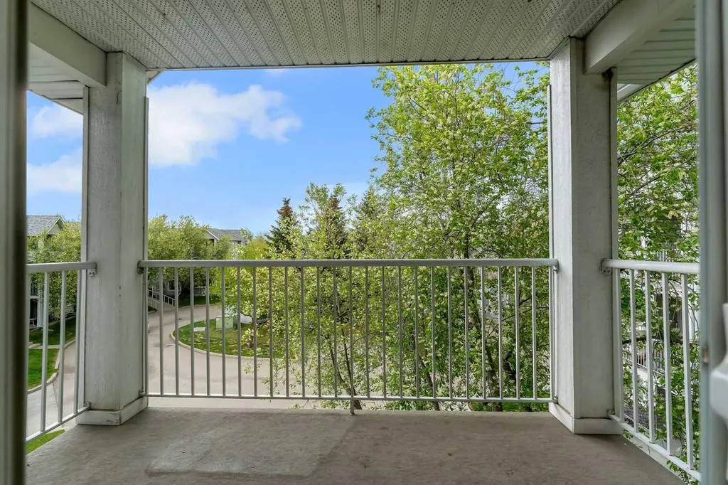 1307 Valleyview Park SE Calgary AB T2B 3R6