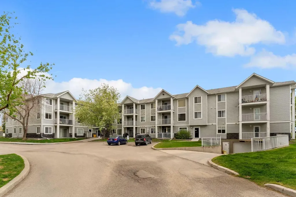 1307 Valleyview Park SE Calgary AB T2B 3R6