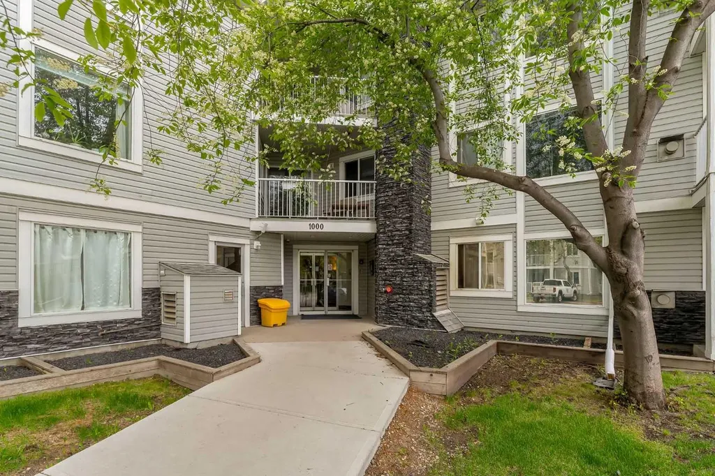1307 Valleyview Park SE Calgary AB T2B 3R6