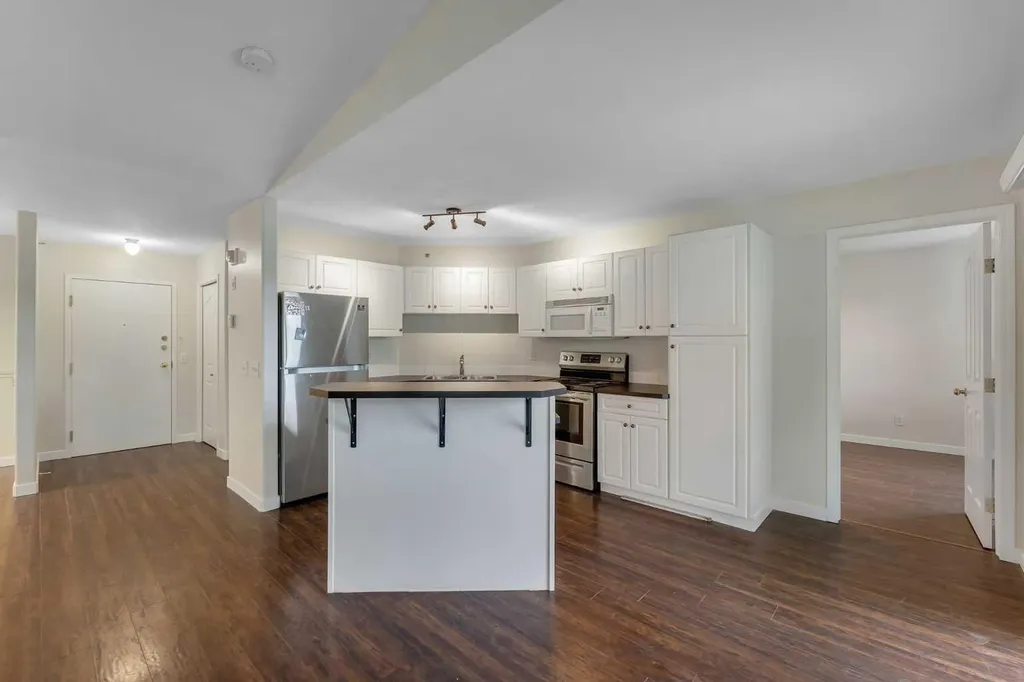 1307 Valleyview Park SE Calgary AB T2B 3R6