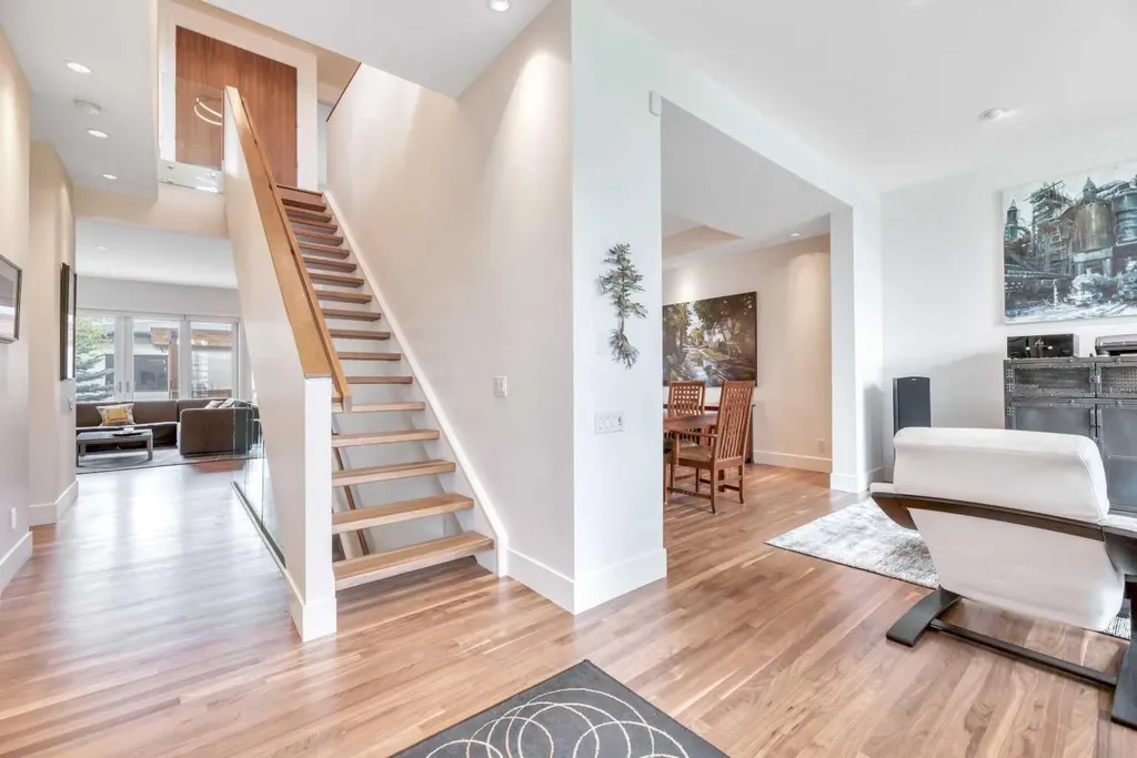2008 38 Avenue SW Calgary AB T2T 2K4