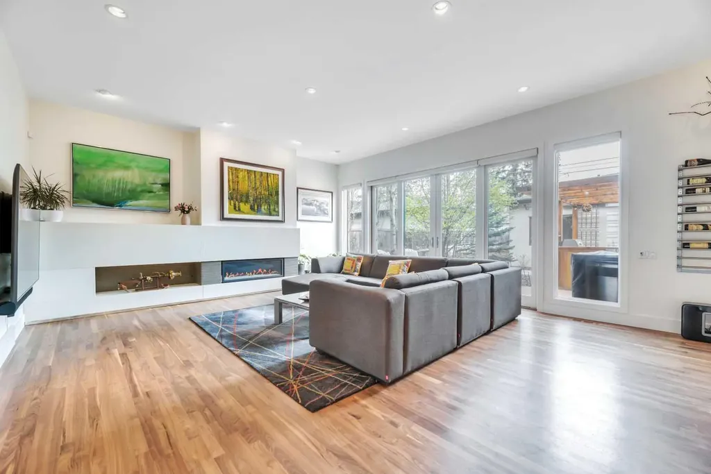 2008 38 Avenue SW Calgary AB T2T 2K4