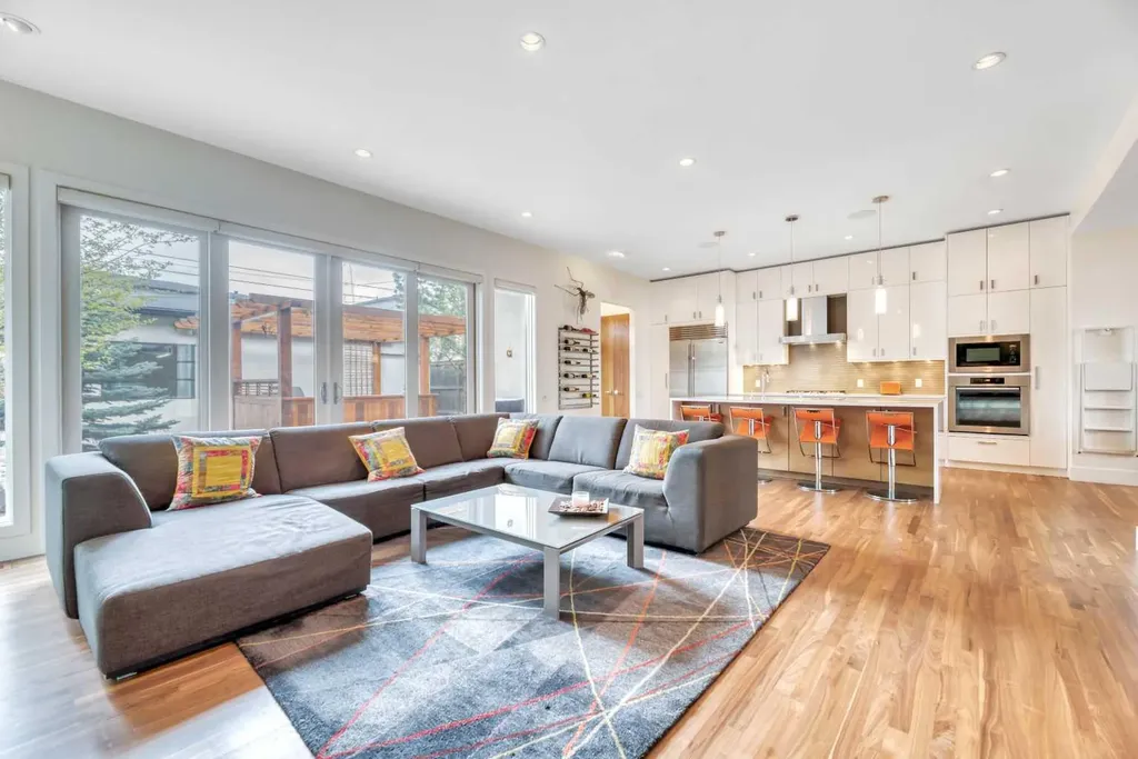 2008 38 Avenue SW Calgary AB T2T 2K4
