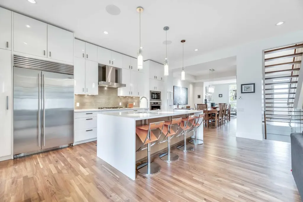 2008 38 Avenue SW Calgary AB T2T 2K4