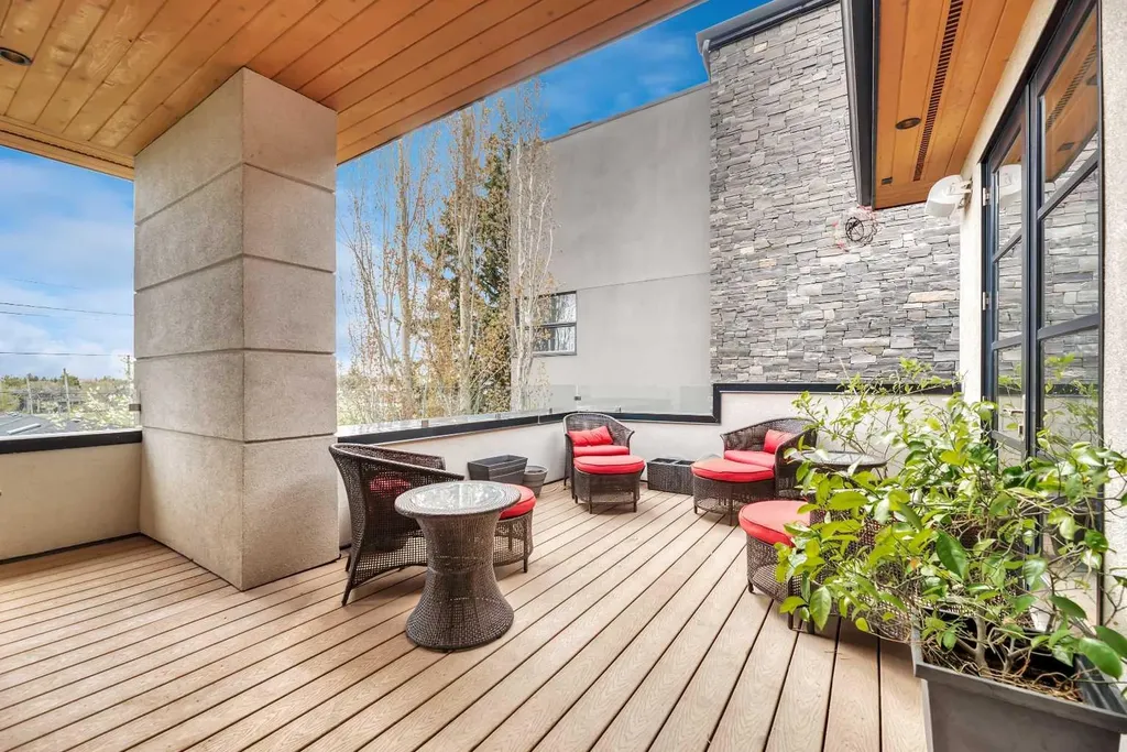 2008 38 Avenue SW Calgary AB T2T 2K4