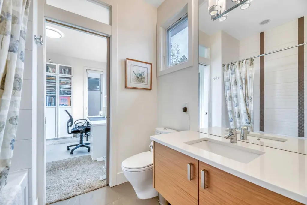 2008 38 Avenue SW Calgary AB T2T 2K4
