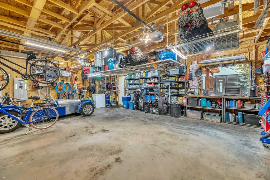 2008 38 Avenue SW Calgary AB T2T 2K4