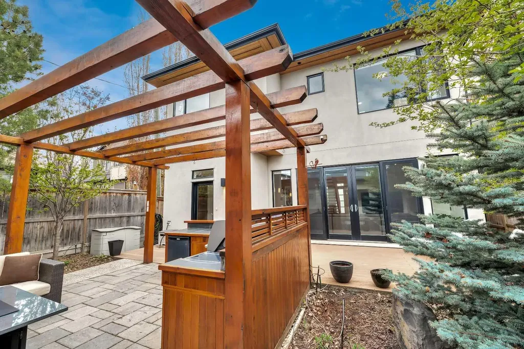 2008 38 Avenue SW Calgary AB T2T 2K4