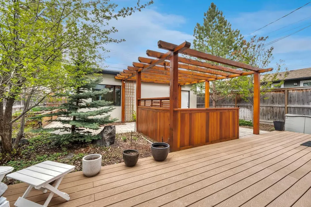 2008 38 Avenue SW Calgary AB T2T 2K4