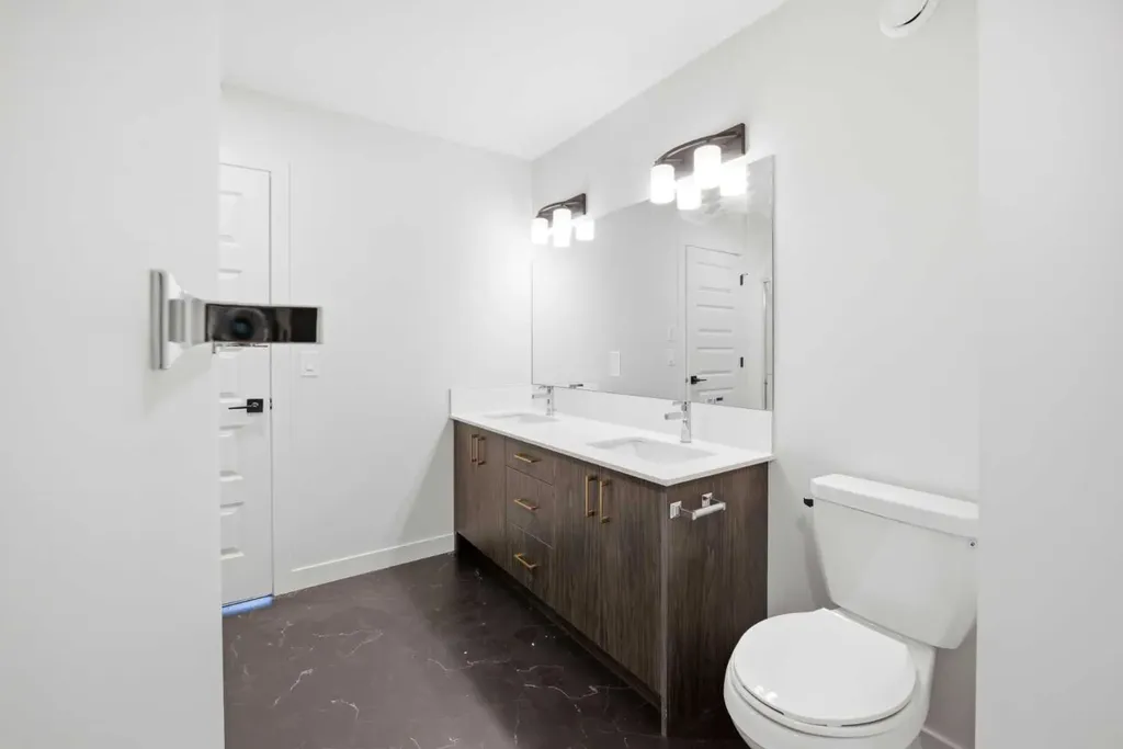 34 Waterford Mews Chestermere AB T1X 3B4