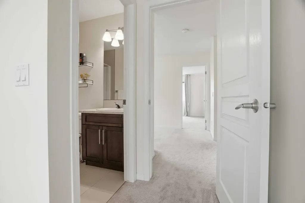 24 Auburn Crest Park SE Calgary AB T3M 0Z3