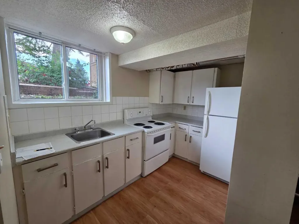 640 648 68 Avenue SW Calgary AB T2V 0M9