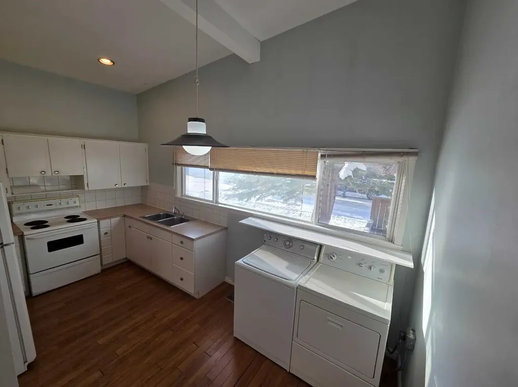 640 648 68 Avenue SW Calgary AB T2V 0M9