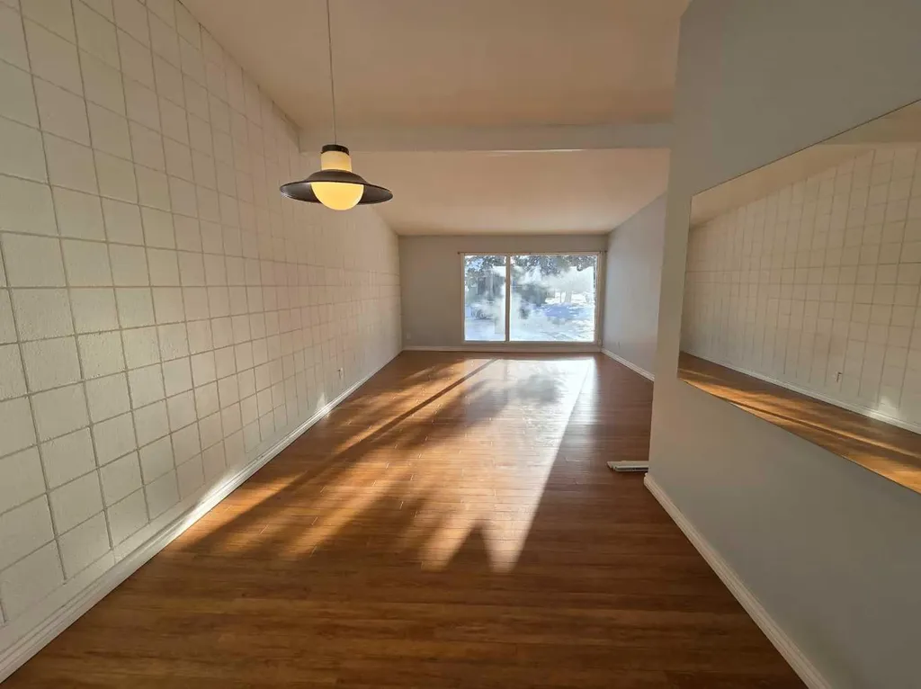 640 648 68 Avenue SW Calgary AB T2V 0M9