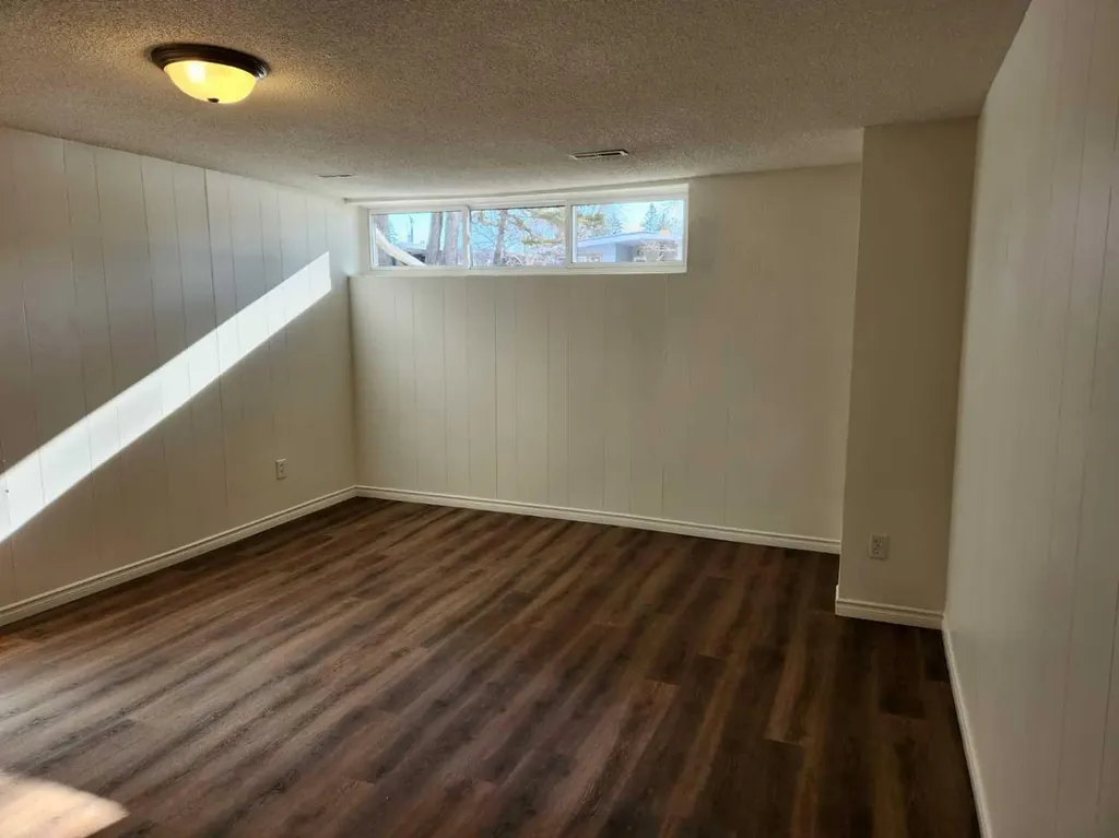 640 648 68 Avenue SW Calgary AB T2V 0M9