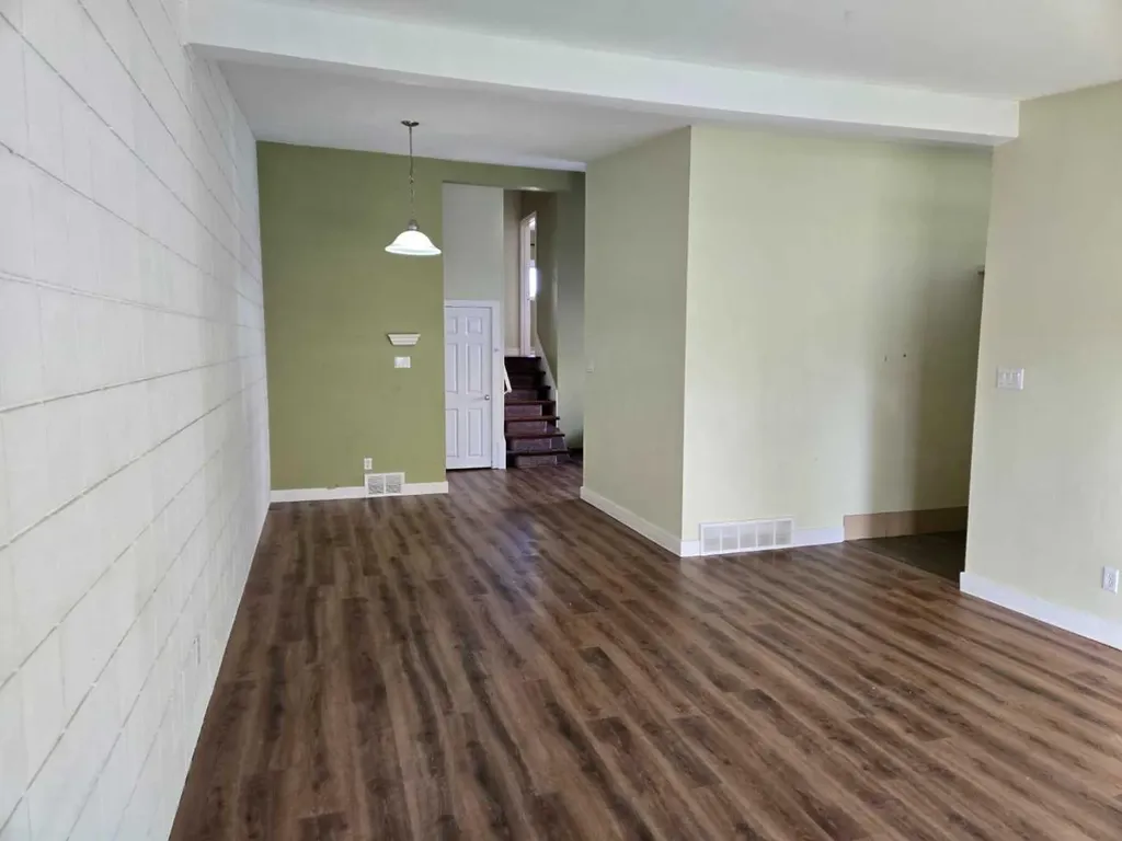 640 648 68 Avenue SW Calgary AB T2V 0M9