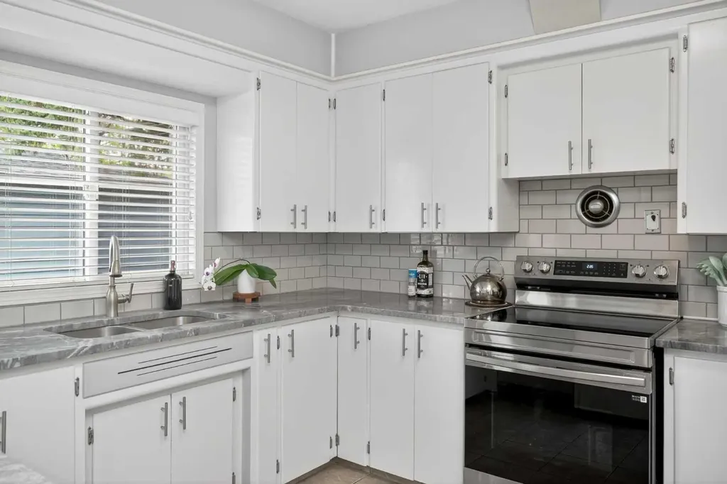43 Coleridge Road NW Calgary AB T2K 1X1