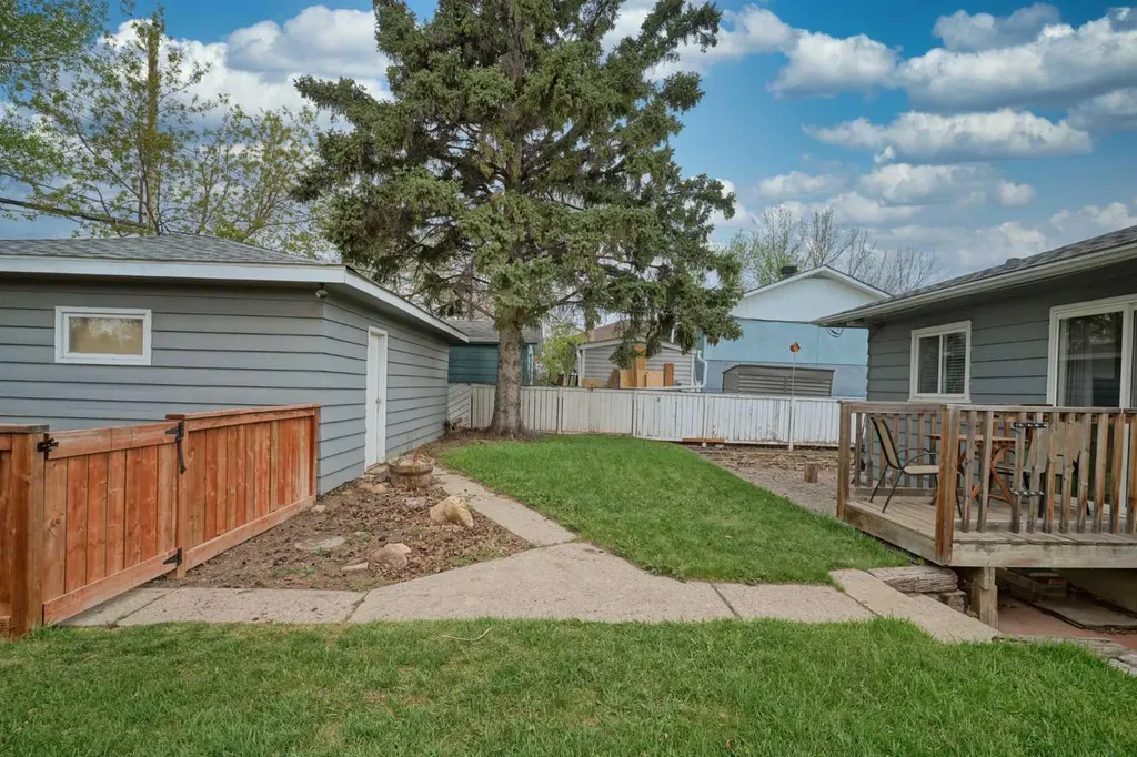 43 Coleridge Road NW Calgary AB T2K 1X1