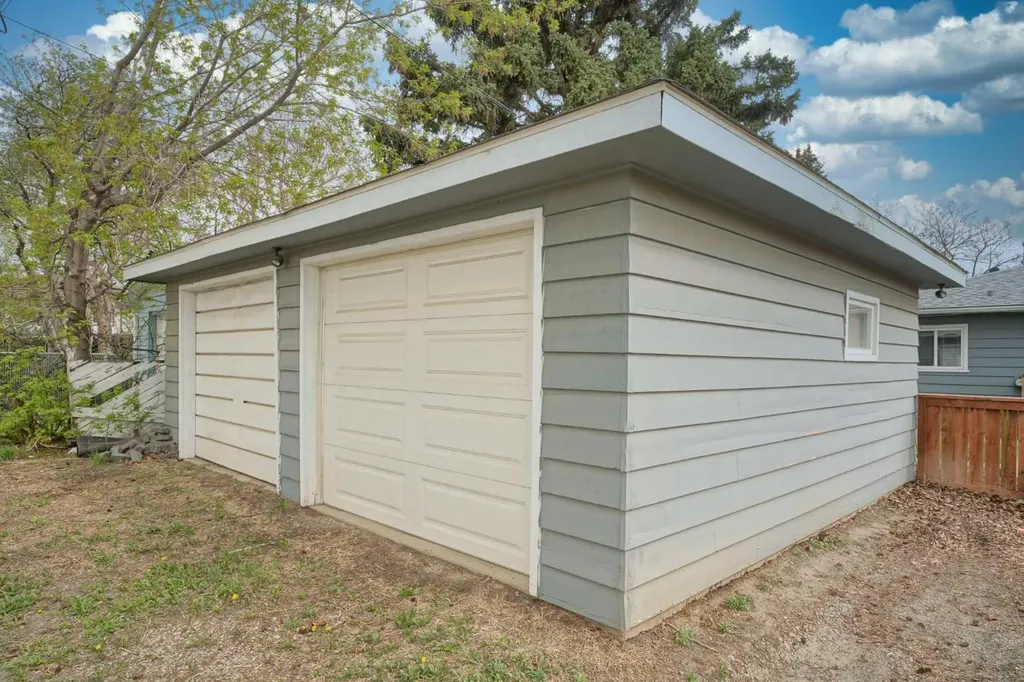 43 Coleridge Road NW Calgary AB T2K 1X1