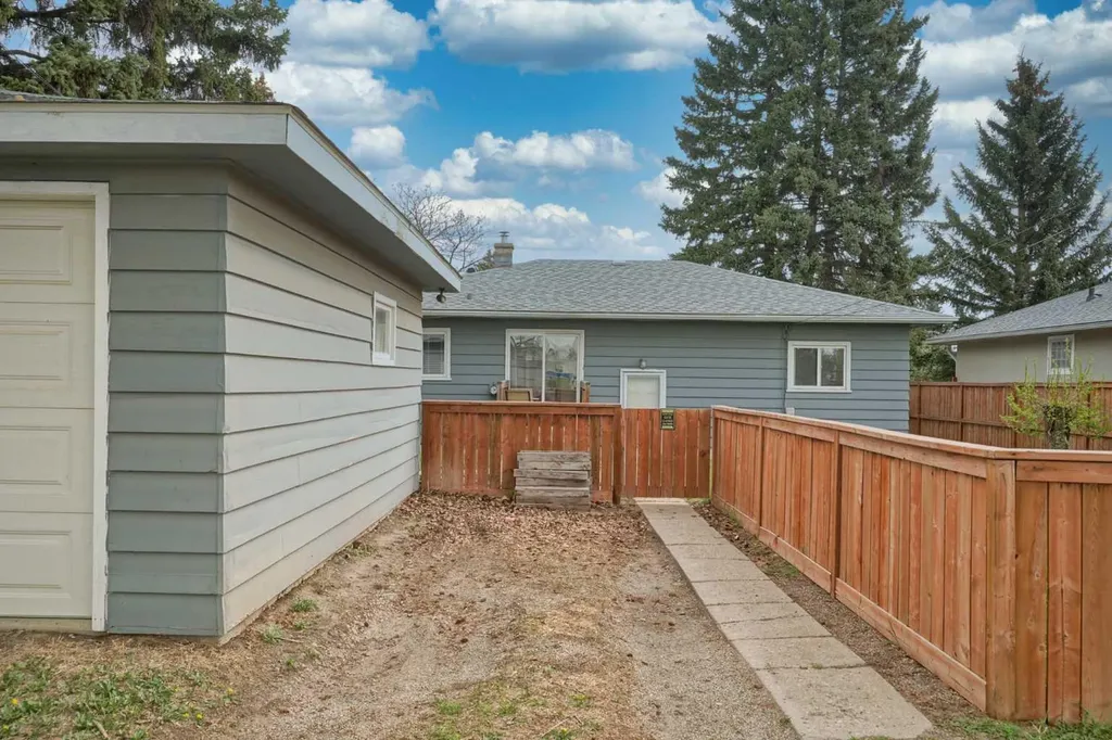 43 Coleridge Road NW Calgary AB T2K 1X1